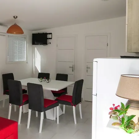Apartament Vice With Pool Pakoštane