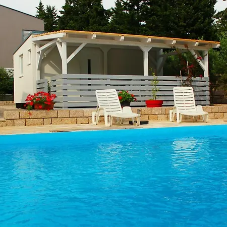 Vice With Pool شقة