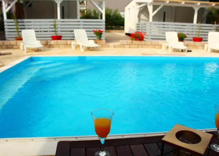 Vice With Pool דירה *