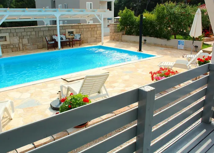 Vice With Pool דירה