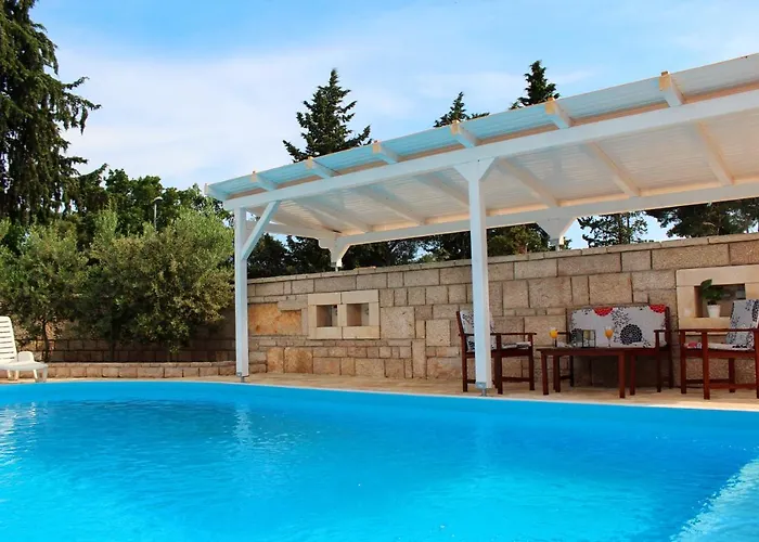 Vice With Pool דירה